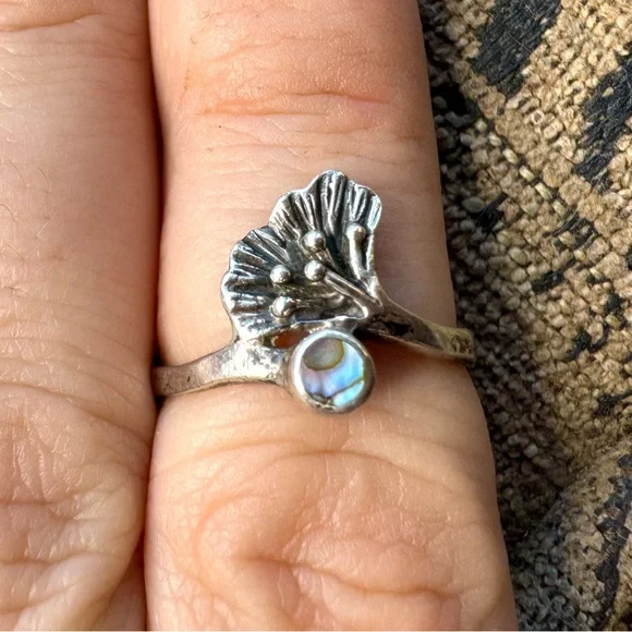 Sterling silver and abalone shell ring. - Picture 4 of 11